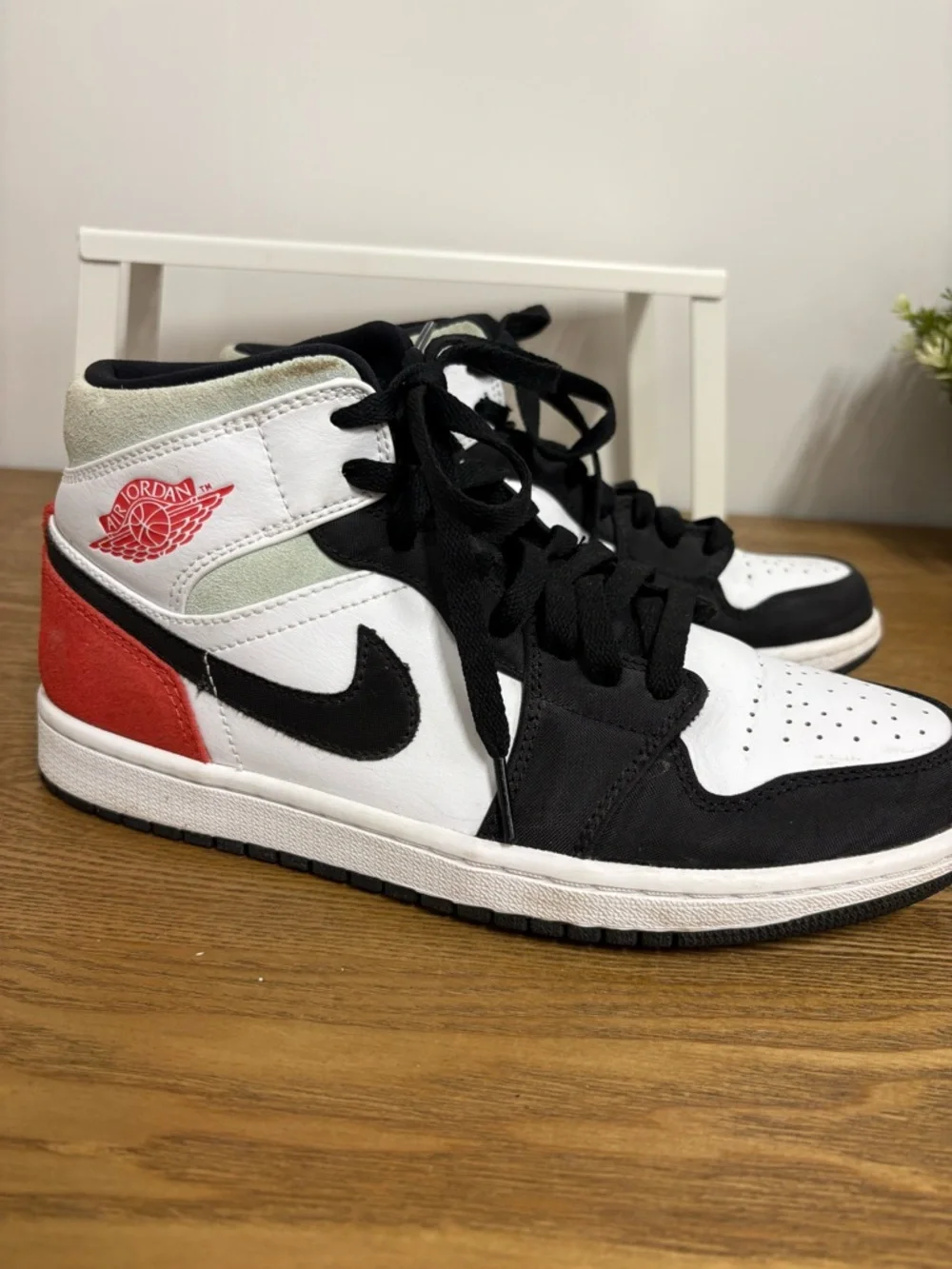 Nike Air Jordan 1 Mid SE ‘Red Black Toe” - Picture 3 of 9